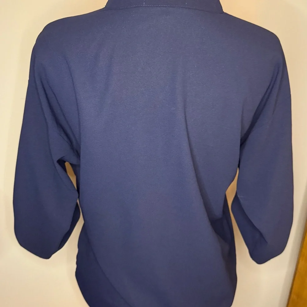 Monteau Los Angeles Navy Blue Pleated Roll-Tab Sleeve Blouse - XS - Picture 3 of 5